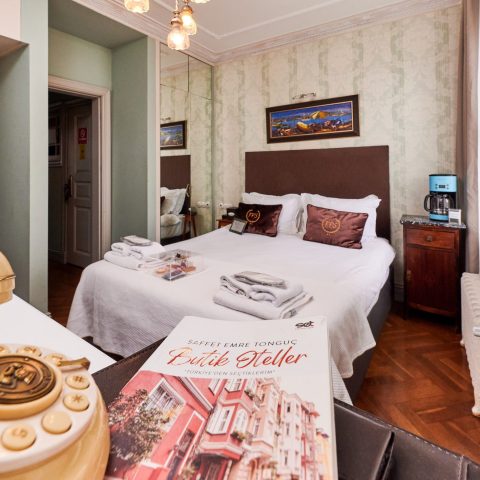 Superior Doppelzimmer mit Balkon: Ausgestattet mit TV, Minibar, Klimaanlage, Kaffeemaschine, Tee- und Kaffeeset sowie Wasserkocher.