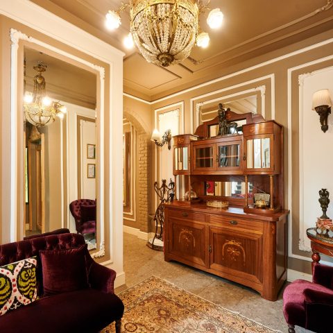 Willkommen im Faik Pasha Hotel, eingebettet in das bezaubernde Viertel Çukurcuma. Unser Hotel befindet sich inmitten sorgfältig restaurierter historischer Gebäude entlang der Faik Pasha Straße.