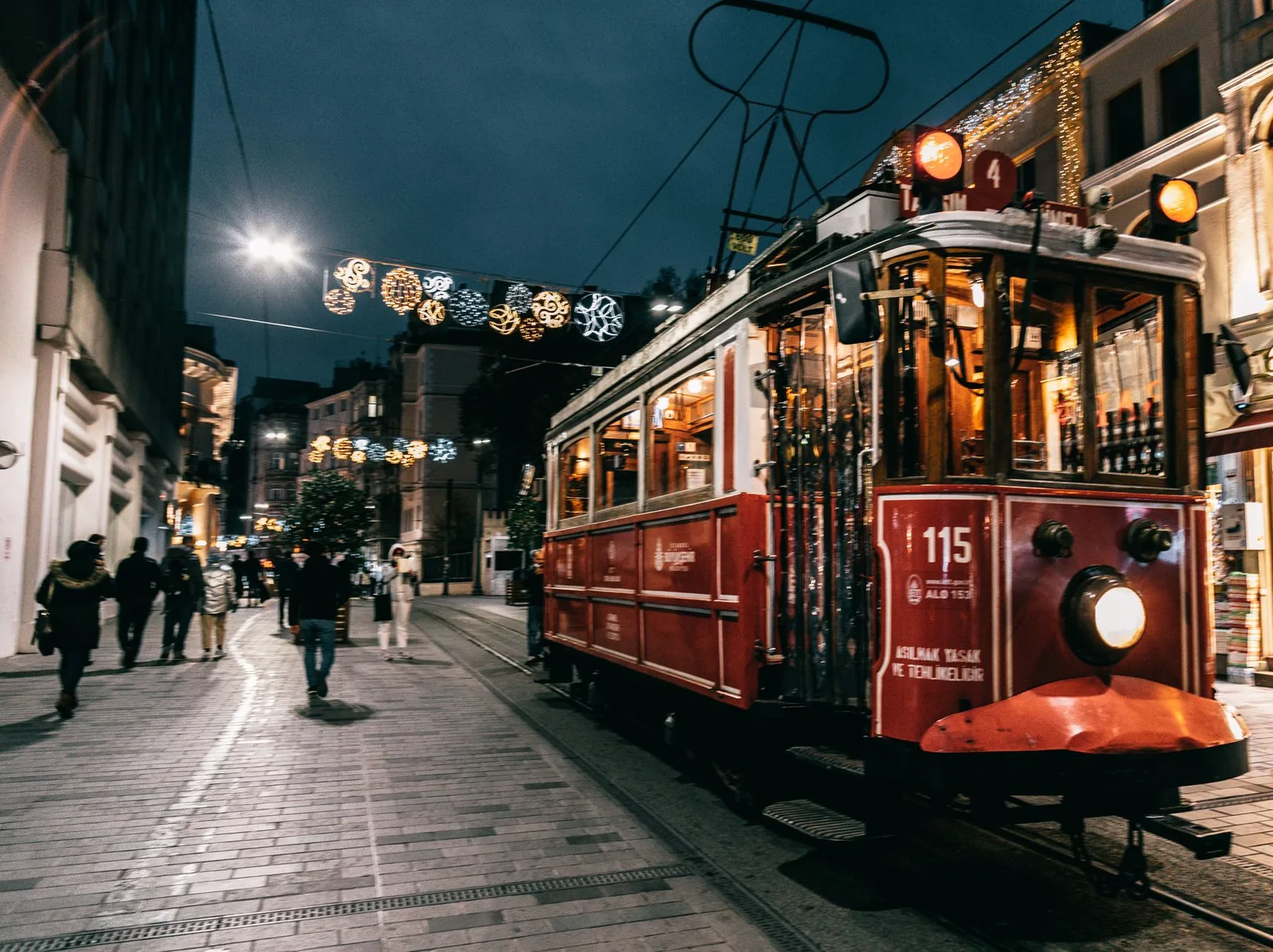 Beleuchtete Istiklal Caddesi in Beyoğlu während der Neujahrsnacht