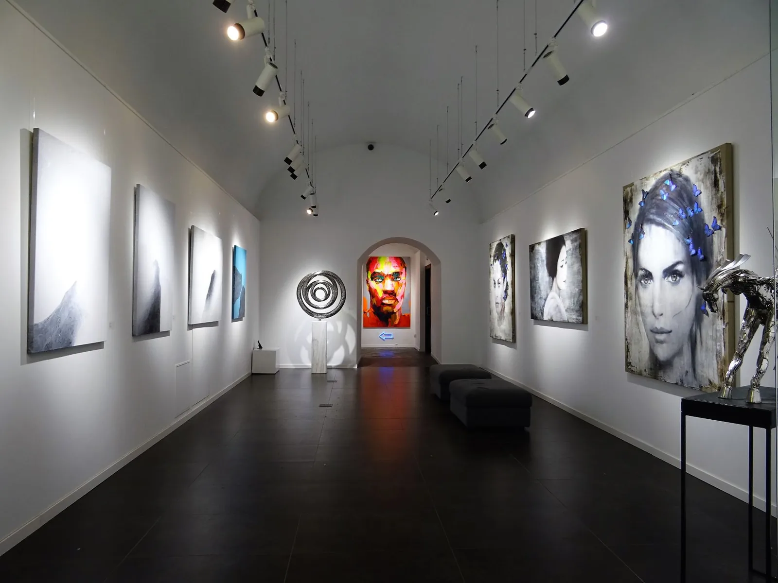Besucher betrachten Werke der Ausstellung Fatoş İrwen Rû Bi Rû 2026 in Beyoğlu