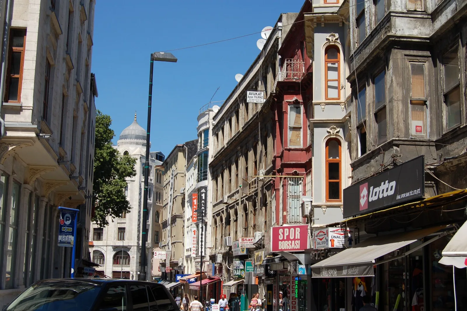Historische Gasse in Çukurcuma nahe der Galerien von Beyoğlu