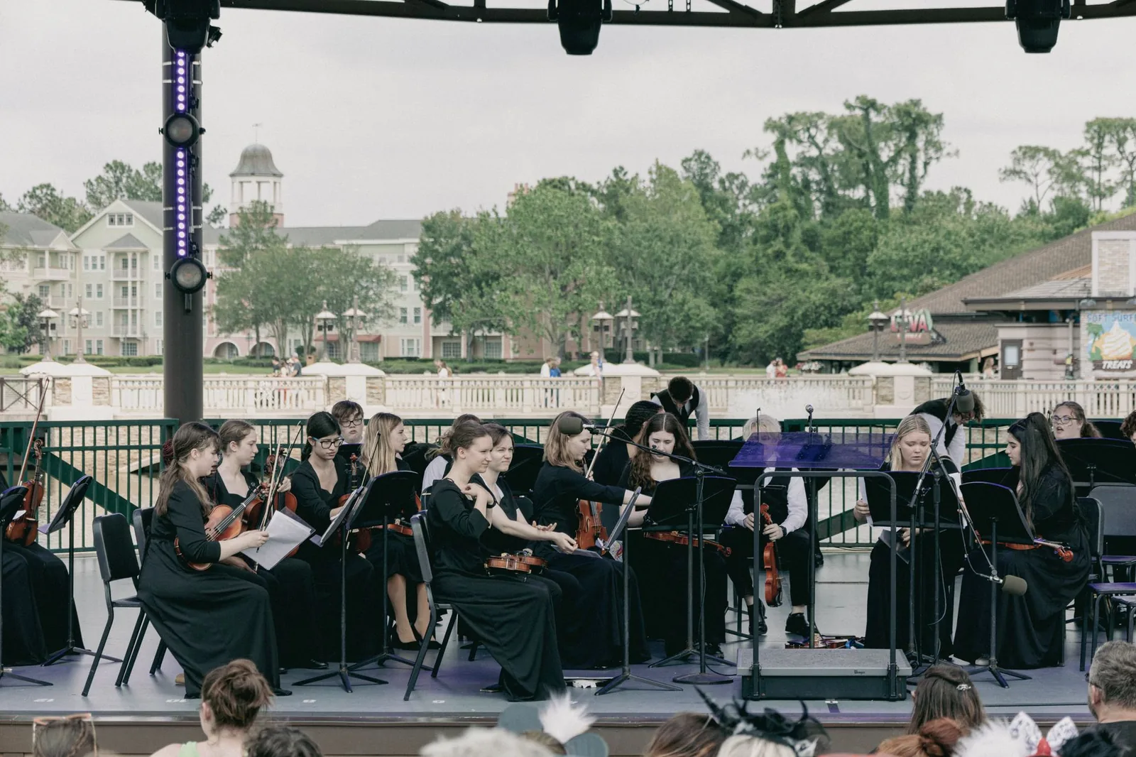 Filmkonzert mit Orchester und großer Kinoleinwand