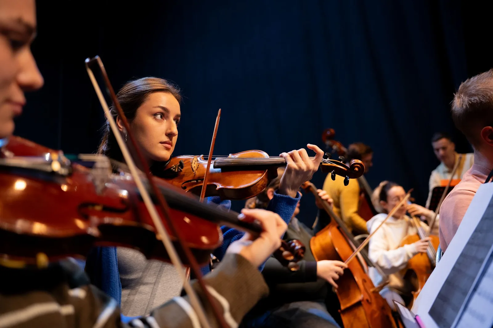 Klassisches Ballett-Ensemble bei einer festlichen Weihnachtsauffuhrung