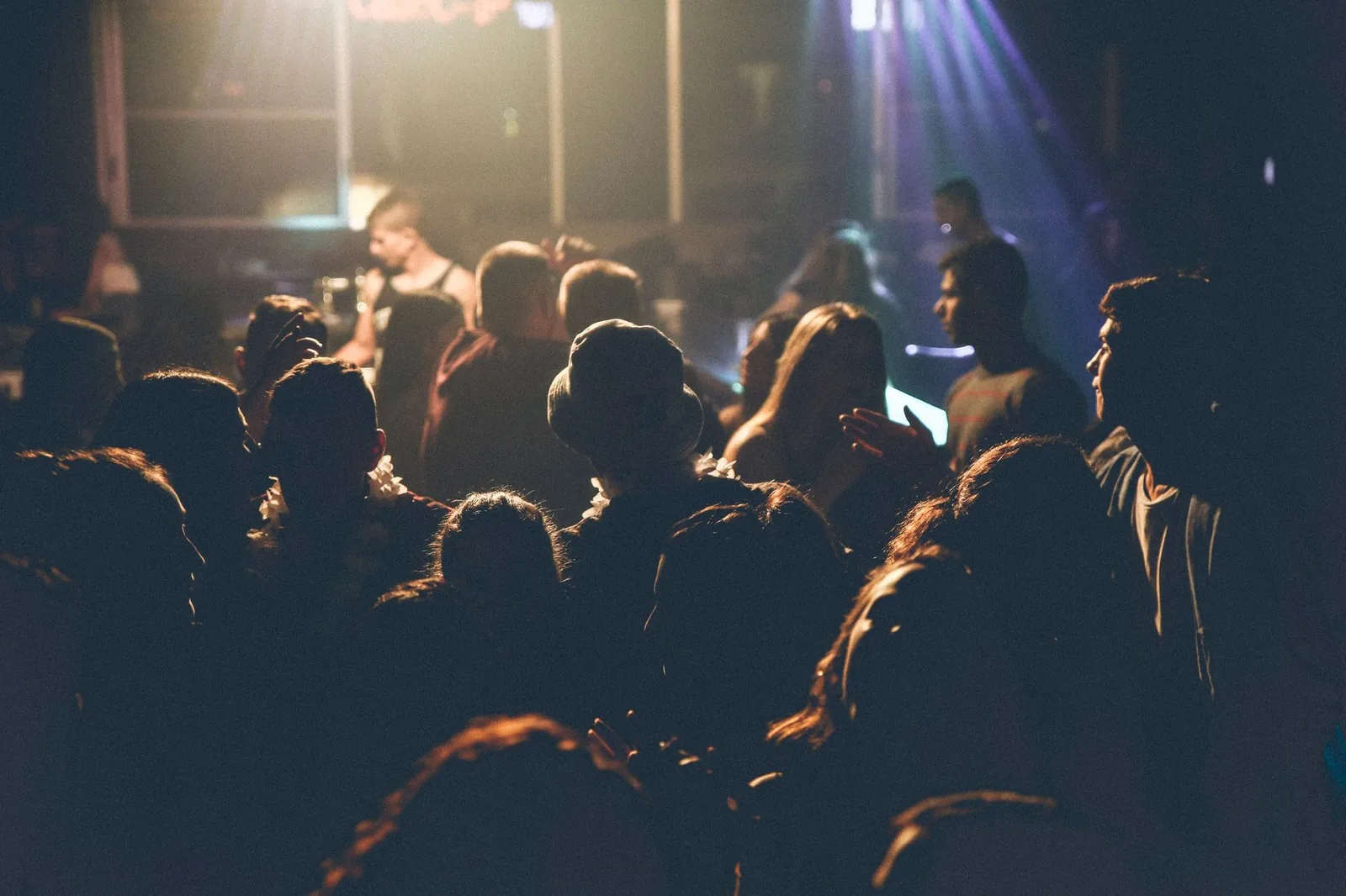 Lichtshow und Bühnennebel bei einem Live-Konzert in Istanbul